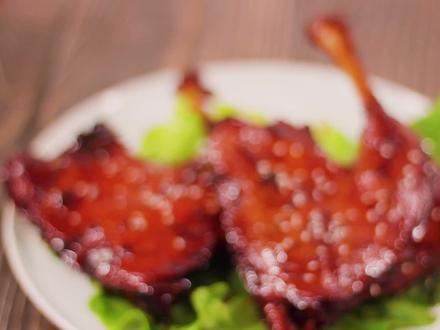 2只鸭腿抹上老抽,扔进电饭锅,不加水不加油,出锅比红烧还好吃