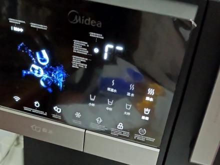 美的 冰魔方Pro净饮机 静置了一天,昨天开始使用,主要说一下制冰的功能,还有一些设计细节好评的地方。说明书上说两个小时能制冰完成,就是两个小时能把储冰的水箱装满,实际半个小时左右就可以出冰,但是时间短不能保证冰的质量很好,如果不赶时间用冰的话建议等一下,或者app提前预约制冰。
其他加热,定量的功能都还可以,没什么吐槽的地方。
说一下过滤后的水,味道是没有自来水那种氯气味道,口感有点甘甜,跟超市买的瓶装水差不多。
用过滤后的水装在热水壶里重复加热几次,没有水垢生成。这步主要测试过滤水垢的效果,效果不错。
#美的冰魔方冰块净水器
#美的冰块净水器
#美的净饮机
#净饮机推荐
#净饮机