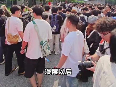 千万不要为了过度追求还原而忽略了安全#二次元 #游戏 #生化危机 #萤火虫漫展 #里昂