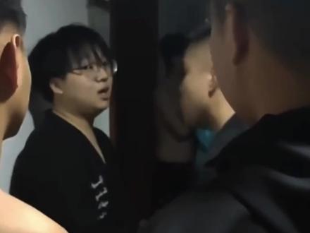 传辽宁机电职校老师嚣张查寝:指着学生问谁不服,校方通报老师查寝老师上热搜#职业学校老师查寝放狠话 #辽宁一职业学校老师查寝放狠话 #曝一职校老师查寝放狠话 #忍不住听了好几遍 #辽宁一职校教师查寝放狠话