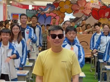 救命啊 也没人告诉我看别人偷吃这么好笑啊 #偷吃大赛 #偷吃 #班主任视角 #搞笑视频 #吃喝玩乐在城南天虹