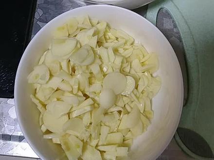 三物(姜蒜柠檬)一汁(苹果醋),有效去除血管堵塞,降血压,三物榨汁用苹果醋熬二十分钟,早晚一汤勺即可。
