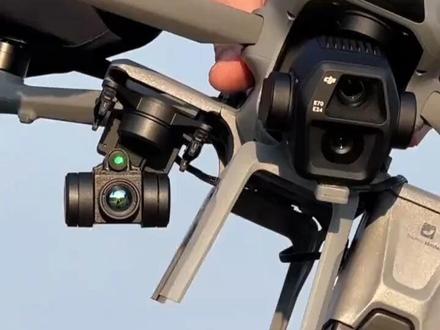 5999元的热成像无人机? #无人机改装热成像 天眼U3,世界首款专为无人机设计的云台热成像仪,开机默认768×576硬超分,高清夜视900米;一体化设计,3秒快速安装,实现热成像和无人机无缝融合;适用于搜寻救援、夜视观察、电力巡检、应急抢险、安防执法、水利林业检测等。
第一、天眼U3能看多远?①天眼U3采用战神Ⅲ代专项探测器,NETD小于15mK,精准捕捉0.015℃细微温差变化;②热成像像素开机默认768×576硬超分;③等效42mm镜头,实现900米探测;
第二、天眼U3能智能识别热源吗?①U3采用了11核处理器,天眼独有的海德拉多线程架构;②天空端和地面端是双AI算力平台,可以智能识别人、动物、汽车,并且实现AI自动锁定追踪;
第三、天眼U3的无人机操控性能怎么样?
①天眼U3采用了3轴稳像云台,专业防抖,可同时调用无人机原摄像头,实现多光谱联动协同追踪。②U3搭配了2200米穿林专用图传,0.01秒延迟,内置高增益天线阵列,具有复杂环境抗干扰;③配置了可以和原无人机遥控器一体融合的热成像遥控器,是1280高清触控屏,双指滑动实现16×变倍,可以折叠,操控简单,方便携带。
第四,天眼u3适合哪些环境?
①内置天眼鹰+4.0智能算法,有AI四季模式,可根据不同季节和环境自适应;②内嵌AI智能去雾算法,即使南方雨天和北方雾霾等恶劣天气也适用#天眼热成像 #热成像 #天眼U3 #大疆air3 大疆mavic3pro