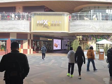 寿司郎,济南万象城断崖式领先的排队王 #寿司郎 #济南万象城 #满级吃商指南 #日料 #吃喝玩乐分享计划 寿司郎确实排队人太多了,最主要的是要早,最好七点半之前到。饭搭子是七点半到那排队,取到十四号。中午十一点开始,走的时候大概十二点十分左右,出门刚叫到八十号。值不值得就得看个人了,之前有在日本的朋友也会说有什么好排得,他们那不排队。我一般会回复说,日本大部分是预约制,并且那边的中国麻辣烫排队时间也很长。所以值不值排三个小时就看个人衡量,也可以考虑黄牛,目前大概100-150一个号。实在不想排还想吃,去天津吃!味道上再怎么样都是个快餐店,你不能要求有上千元日料店的出品。如果不点主食、甜点、酒类那大概两个人200顶天。我和饭搭子应该会再去一次,菜单选择实在是太多了,暂定是暖和一点早上没那么冷的时候。