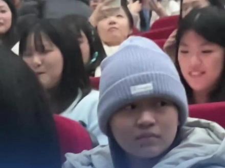 全红婵现身王俊凯话剧现场,身边还坐着王俊凯的保镖,两人多次同框互动见证纯粹跨圈友谊,网友:一时不知道该羡慕谁 #全红婵 #王俊凯