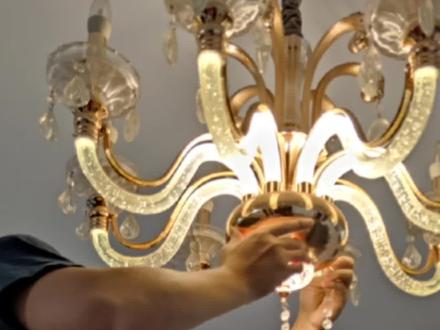 朋友们是不是觉得水晶灯清洗太麻烦了,教您一招,简单方便快捷又干净!学会点赞#水晶吊灯 #水晶灯#水晶灯清洗 #家电清洗