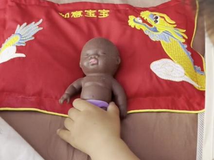 娜塔莎 他妈妈天天扔娜塔莎玩他就学会了 知道扔到地下可以百变形态🤣#娜塔莎#抽象 #亲子日常 #孟繁祎