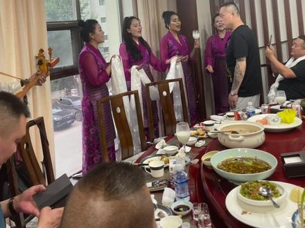 来到西藏,美女献歌献哈达,是对客人最好的礼节