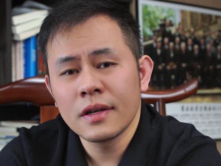 跨境圈炸锅!日本"跟风"欧美,小额包裹免税即将取消 继美国、欧盟陆续取消“小包裹免税”后,日本也坐不住了,从2026年起,将对Temu、SHEIN等平台寄来的低价小商品统一征收10%的消费税,并废除沿用多年的“按六折计税”优惠。
这意味着过去那种便宜又免税的跨境购物,很快在日本也要成为过去式了。
近日,日本自民党税制调查会正式提出一项重磅税制修正案,直指年销售额超过50亿日元(约合2.34亿元人民币)的大型电商平台。
根据新规,包括Temu、SHEIN以及eBay旗下的Qoo10等跨境平台,将被强制承担代缴消费税的义务,这意味着平台必须为在其上销售商品的海外卖家代收并缴纳10%的日本消费税。
更关键的是,从2026年起,日本将彻底取消实施长达35年的"小额进口免税政策"。过去,消费者通过跨境电商购买价值低于1万日元(约452元人民币)的商品可免缴消费税;而新政实施后,即便是几美元的小包裹,也将被征收10%的税费。据《日经新闻网》估算,这将直接导致商品终端售价平均上涨约10%。
这一政策转向并非空穴来风。这一政策调整并非突然之举。根据日本财务省的数据,2024年进口货值低于1万日元的小包裹就高达1.7亿件,总金额达4258亿日元(约合212亿元人民币),是2019年的整整五倍。如今,这类低价小包裹已占到日本全部进口包裹的九成左右。
有数据显示,仅2025年前10个月,中国发往日本的小包裹出口额就已达22.33亿美元,庞大的体量和快速增长,让日本不得不重新审视原有的免税政策。
如果说欧盟的动作是“升级监管逻辑”,日本更像是在封堵一项年代久远的“优惠补贴”,标志着低价倾销的跨境电商模式正走向终结。随着全球主要市场纷纷收紧小额包裹税收政策,企业如果仍寄望于“低价换流量”,恐怕难以为继。未来竞争的关键,将不再是价格战,而是合规能力、本地化运营与多元布局的综合较量。
你觉得日本为什么对跨境电商征税?评论区可以交流一下
#日本 #小额包裹免税 #跨境电商 #RCEP原产地证 #贸促会认证