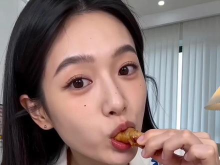 30秒教你成为零食带货博主,超简单❗️❗️ 不用真人露脸,不会发胖,无痛成为零食吃播带货博主,方法很简单一个工具就搞定了 #ai零食 #AI视频 #ai带货 #AI电商 #零食素材