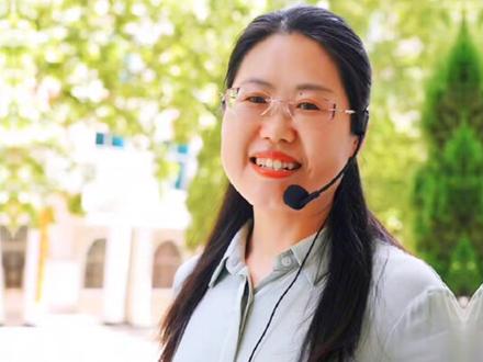 陈凤侠,1975年生,韩城市西庄中学英语教师,教研组长。
她多年从事高中英语教学工作,认真执教,因材施教,注重对教学方法的探索。多年担任班主任工作,以爱心感染学生,善于发现学生的潜力和优势,历届高考成绩名列前茅。她始终抱着“善待每一位学生”的原则,绝不放弃任何一个学生,用她的爱与责任沐浴孩子们不负青春,不负梦想。她凝聚团队力量,带领本校英语教师认真研讨高效复课措施、研读新课程改革理念,倡导同事把日常教学工作中的感悟与经验写成论文、汇编校本课程,组织并带领大家进行各类课题的研究,她创建自己的名师工作室,资源共享,精心指导青年教师迅速成长为业务骨干。
用心教书,用爱育人,为教育事业奋斗不息!