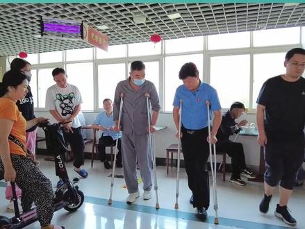 最近发现很多患者朋友们拄拐杖都是错误的,这样不利于疾病的康复,今天教大家如何正确的拄拐杖!#拄拐杖走路 #股骨头坏死 #健康科普