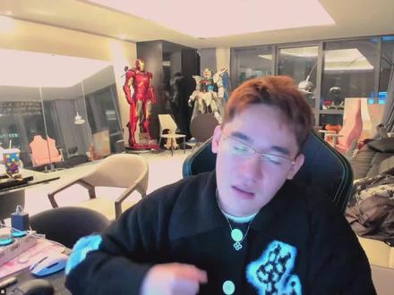 你现在问我一句:白银还能不能上车?真正该下车的点在哪?
先给你一句扎心的话😮💨——如果你只是想跟热度冲一把,那你盯到的,往往是别人已经铺好的出口。
但如果你想搞明白,白银为什么能从“穷人黄金”一步步爬到比黄金还热的位置🔥,那这轮行情,真的不只是情绪。
很多人只看价格涨跌,却忽略了背后的结构变化🤯。结果就是:追涨、回撤、再追涨,每一波都热闹,但始终和自己没关系。
白银是贵金属没错,但它的供应高度集中📌。真正能稳定产银的国家屈指可数,一旦哪一环出问题,市场不是慢慢反应,而是直接绷紧神经。更现实的是,好挖、高品位的矿层正在减少,成本被一步步抬高,而产量却很难跟上。
如果只是这样,还算慢性问题。但偏偏需求端发生了质变💡。光伏、新能源车、储能、芯片、数据中心……它们有一个共同点:对白银的导电性能几乎无可替代✨。需求不是平缓增长,而是层层叠加式挤压。
再加上全球交易体系本身就高度杠杆化📉,纸面承诺远多于真实库存。情绪一旦集中释放,价格就会被推得很极端;而当情绪退潮,回落同样会很狠。
所以白银还能不能涨?答案从来不是“能不能”,而是你站在哪一层🧭。看情绪的人,反弹往往只是别人的机会;看结构的人,关注的从来不是一天两天。
最后送你一句话🌒:白银这条路不是没有空间,而是专门淘汰没耐心的人。未来很长,波动也会很猛,真正重要的,不是赌方向,而是别让自己成为代价。
#外汇黄金 #交易员 #知识分享 #短线交易 #交易心得