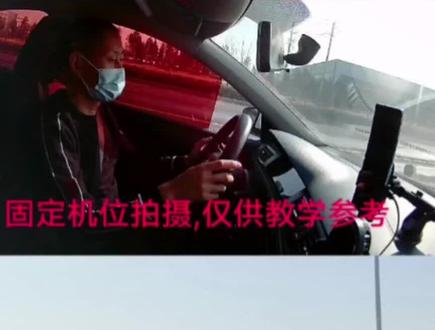 凤凰工业园十六考场五号线全程视频。1:上车前绕车,第一次机会逆时针绕车一周半,第二次不用绕车。2:上车后检查:调座椅,后视镜,安全带,灯光复位,挡位,手刹。3:考官点击项目:直线行驶,变道,超车,靠边停车。4:@固定项目:起步,路口直行,左转,掉头,右转,刹车点。5:选择合适路段跑4挡。#学车 #科目三考试