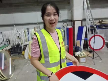 今天简单讲的是限高标,小标志,副标。#交通设施厂家 #交通标志牌 #标牌厂家 #生产车间现场