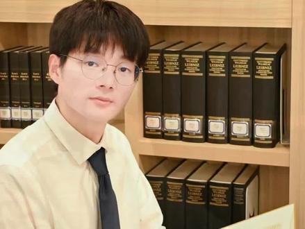 #26岁小伙成浙大博导 【#99年博士已任浙大博导 】近日,浙江大学马克思主义学院发文《喜报!我院闵超博士荣获浙江大学第十一届学生人文社会科学研究优秀成果一等奖》。文中提到的闵超身份——马克思主义学院“新百人计划”研究员引发关注,按照浙江大学相关文件规定,“新百人计划”研究员具有博士研究生招生资格。网友查询浙江大学官网获悉,闵超出生于1999年,现为浙江大学马克思主义学院“新百人计划”研究员、博士生导师。
根据浙江大学马克思主义学院官网信息,闵超是浙江大学马克思主义学院2023级博士研究生,师从刘同舫教授,研究方向为马克思主义基本原理。在浙江大学教师个人主页中,闵超的信息更新于2025年10月16日。其中提到,他是浙江大学法学博士,现为浙江大学马克思主义学院“新百人计划”研究员、博士生导师。曾以独立作者身份在《马克思主义研究》《思想理论教育导刊》等发表学术论文多篇;参与国家社科基金项目重大项目和青年项目多项;曾获第二届高等学校优秀思政课教师和马克思主义理论学科学生奖励基金等荣誉。
查询发现,《浙江大学“新百人计划”试行办法》显示,“百人计划”研究员一般是在海内外高水平大学担任长聘-预聘体系教职、入选或有潜力入选国家级青年人才计划或获得国家级青年人才项目支持的优秀青年人才及其他水平相当者。“百人计划”研究员具有博士研究生招生资格。#浙江大学#闵超