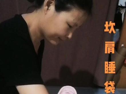 一看就会的睡袋,前身长2尺,后身2.5尺肩7.5寸,横领1.4寸,前立领2.2寸,后立领0.8寸袖笼4寸,胸宽2尺,下奓1寸。