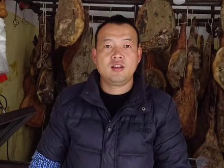 第一次遇到这样的火腿,一烧猪皮就炸开,油哗哗往外淌