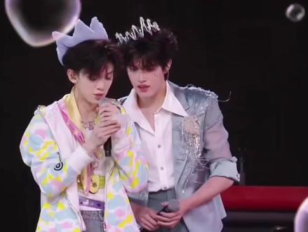 爸爸妈妈啊啊啊啊啊啊(尖叫)!!!!🥰🥰#张极#左航#极航#登陆少年组合浪漫主义演唱会#CP