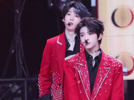 在哥哥西装裤下签投降书,今晚所有理智集体越狱,Hello~What’s your name ?闭嘴跳舞不如闭嘴沦陷。杨博文《闭嘴跳舞》4k直拍
#杨博文 #荣耀之战 #tf家族 #闭嘴跳舞 #杨博文进行曲