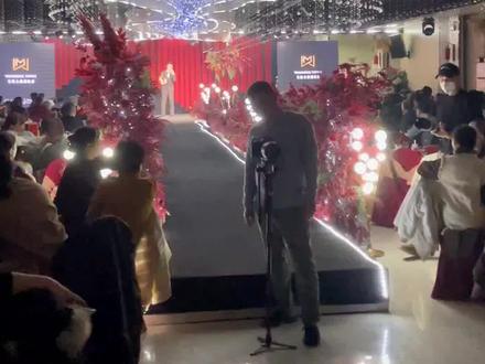 新郎新娘婚礼对唱《五十年以后》,唱的并不完美,但值得铭记一生#新郎新娘对唱 #新郎唱歌出场 #新婚现场 #婚礼对唱