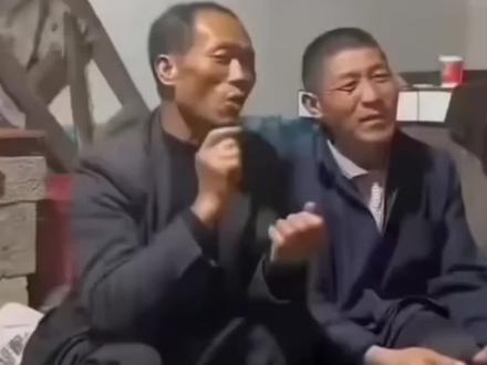 有酒喝就不错了 还想被爱 人不能太贪心了 既然一言难尽 那就一饮而尽🍻#陪一杯🥃 #抖音小助手