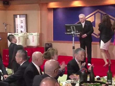 日本山口组开年会 老大上台唱歌美女相伴 台下都说唱得好