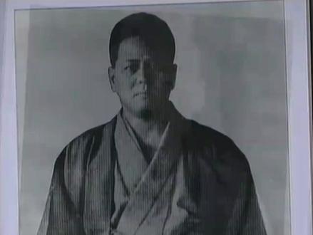 福州和冲绳探访刚柔流派空手道,日本空手道传统四大流派:刚柔、极真、系东、松涛。刚柔流空手道
琉球王朝时代的空手道(当时称为唐手)根据地域划大致分为首里手(包含泊手)、那霸手。
东恩纳宽量先生(1853~1915年)被誉为那霸手中兴之祖,他17岁开始师从于新垣世璋先生,此后横渡中国福建福州(1874~1877年)钻研学习,回国后培养了宫城长顺、许田重发为首的卓越的空手道家。
宫城长顺先生(1888~1953年)14岁开始师从于唐手大师东恩纳宽量先生。1915年远渡中国福建福州,在中国各地寻找良师钻研学习。
1930年宫城长顺先生作为流派创始人把“刚柔流”首次在冲绳为空手道命名为流派,同时也是空手道中第一个为空手道设立流派的。流派名是宫城长顺通过研究从中国带回来的《武备志》中“拳法之大要八句”里「法刚柔吞吐」而得来。
不同于其他空手道流派,因为二战后的封闭导致日本本土和冲绳的刚柔流空手道技术逐渐有所差别,所以也区分有日本本土刚柔流和冲绳刚柔流。近些年来不断有很多日本本土刚柔流师范到冲绳学习钻研冲绳刚柔流,日本本土刚柔流技术和训练体系越来越多的贴近冲绳刚柔流。
现在刚柔流中有东恩纳宽量传承的型和宫城长顺设计创立的型,共计12套型。包括有闭手型(基本型):三战、转掌,开手型:击碎第一、击碎第二、碎破、制引镇、四向镇、三十六、十八、久留顿破、十三、一百零八。
刚柔流的体系中,非常重视进入空手道练习之前的准备运动,并且在辅助运动中设计了很多器具(锤石、金刚圈、卷藁、石锁等)。
刚柔流空手道训练指导主要有准备运动、辅助运动、基本技(原地基本技、移动基本技)、型、组手(锻炼组手、基本组手、约束组手、自由组手)、整理运动。
拳法之大要八句:
人心同天地 血脉似日月
法刚柔吞吐 身随时应变
手逢空则入 码进退离逢
目要观四向 耳能听八方
#弘扬中华武术