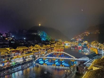 湘西之旅跟大家说一下避雷攻略吧,这次我们是自驾去的,也是因为旅游淡季还是比较方便的,但如果是旅游旺季去,比较推荐高铁走湘西路线,可以先到长沙,从长沙到张家界,凤凰古城,芙蓉镇有直通高铁路线。要是旺季开车去就只能人在旅途了。这次因为时间有限,没有去张家界,如果想去张家界的朋友,需要预留最少三天的时间专门玩张家界,不然就等于白去。
先说一下凤凰古城,值得一去,没有门票,最好住在古城观景房,也要体验一下苗服,夜景很出片,有赠送免费体验苗服的民宿,如果加化妆需要加钱,成人30-50元化妆,可以讲价,就看大家的讲价功力了。也有赠送苗寨一日游,我认为可以不去,都是套路,说是消费自由,但听到一些难听的话会影响旅游心情的。古城的粉好吃(圆粉比宽粉好吃),但当地的血耙鸭很一般,而且不便宜。
再说一下芙蓉镇,要门票,成人100,14岁以下儿童10元,如果能起早,也可以早八点之前进
去,没人收票(免费),其实对芙蓉镇的期望很高,但来了以后没有达到预期,芙蓉镇不是很大,也可能季节不对,也可能是芙蓉镇旱了很长时间,瀑布都不是很多了。但也是感叹于湘西人民的力量,吊脚楼是建在悬崖边上,公路都是盘旋在山上。住宿可以选在外围,如果住在镇里不仅贵,吵闹,而且住宿环境也不好,设施都很旧。这次我们选的民宿是新建的,环境非常好,有车接送往返芙蓉镇,很方便。而且吃饭也要在镇外吃,不仅好吃,还很经济实惠。
总体来说,芙蓉镇应该不会再去了,但凤凰古城还会想再去。