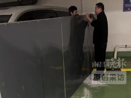 12月3日(报道时间),浙江,男子称买车位时,旁边有一块空地,邻居因此和他产生纠纷,男子随后直接在车位上安装护栏。(来源:@奔 创业版 )