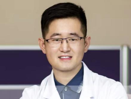 心源性猝死的护身符! 周医生今值班,看到这个张雪峰老师的消息,非常震惊,虽然也见过很多年轻人突发意外,但还是非常的感慨。熬夜录了一个视频,希望我早一点更多人看到。但熬夜也是一个错误的示范,不止熬夜,还有劳累,久坐,没时间规律运动,有时候迫于工作生活的无奈,很难做到自己标榜的健康生活,那我们心里也要有一个正确的方向。#心源性猝死#张雪峰#健康科普#心脏病#心源性猝死全科普