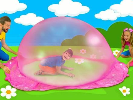 哥哥戳破了妹妹彩泥球,爸爸吹了个超大的彩泥泡泡把他困在了里面 #亲子游戏 #彩泥 #儿童益智 #搞笑