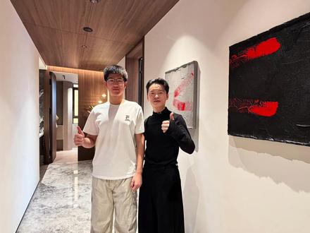 家的设计,也可以是一场为青春准备的开幕礼。
这一次,我们把画笔和鼓槌交给一个高三少年。他在过道的画布上落下两笔炙热的红,在他的卧室里敲出自由的节奏。
最好的设计,不是定义他们该如何生活,而是准备好舞台,看他们如何光芒四射。
@🎀静🎀 @达人摄影师冬半121
#有温度的设计 #青春的样子 #全案设计 #男孩房设计 #通辽设计