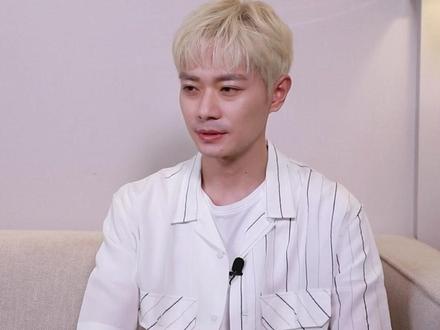 #曹骏谈消失后重回大众视野 曹骏说,“从头开始”的确是一个漫长的过程,但在所谓的逆境面前,作为演员最重要的还是把表演做好,把注意力和精力放到应该要做的事情上面。#曹骏 #人民文娱专访曹骏 #芭莎非遗之夜