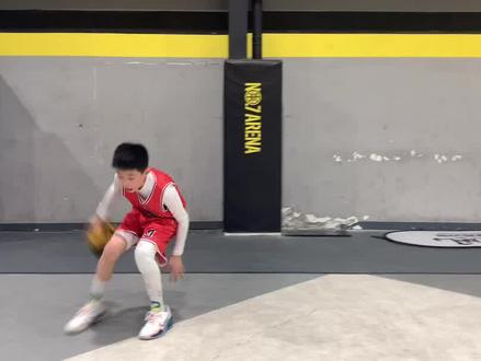 快速突破背后急停训练:重点是可以训练左右两路突破的力量协调和突破节奏感#控球训练 #少儿篮球 #运球训练 #小篮球大梦想 #篮球训练 #篮球基本功 #篮球🏀小子 #我们都有一个篮球梦 #热门 #热点小助手 #运动少年 #球性练习 #篮球教学