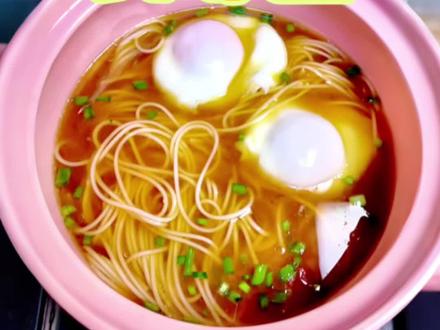 给爷爷做了碗长寿面,他笑得像个孩子👶 长寿面是中国传统面食,有着美好的寓意,通常在生日等场合食用,祝愿寿星健康长寿。
从面条形态来说,传统的长寿面是一根面条做成一碗,不过这种一根面的做法很考验技术。现在常见的是细长的面条,也能象征长寿。
在口味上,长寿面分为不同流派。清淡口味,以清汤为底,佐以生抽、盐、香油提味,突出面条本身的质朴与清爽;浓郁口味,则采用精心熬制的鸡汤、骨汤煮面,或搭配肉酱、红烧排骨等浇头,醇厚滋味,令人回味无穷。
各地因饮食习惯不同,口味也各有侧重,北方偏好咸香浓郁,南方则更爱清甜爽口。"
我今天做的这道长寿面是清汤面,做法也非常简单,很是很适合当减脂餐!
做法:选取无菌鸡蛋两颗,在勺子上加点油,打开鸡蛋用勺子装好,放热水中煮熟,这样就可以形成溏心蛋哦!烧开水把面条煮熟备用。在汤碗中加入,葱花为底,佐以生抽、盐、香油提味,突出面条本身的质朴与清爽;浓郁口味,则采用精心熬制的鸡汤、骨汤煮面,或搭配肉酱、红烧排骨等浇头,醇厚滋味,令人回味无穷。
各地因饮食习惯不同,口味也各有侧重,北方偏好咸香浓郁,南方则更爱清甜爽口。
我今天做的这道长寿面是清汤面,做法也非常简单,很是很适合当减脂餐!
做法:选取无菌鸡蛋两颗,在勺子上加点油,打开鸡蛋用勺子装好,放热水中煮熟,这样就可以形成溏心蛋哦!烧开水把面条煮熟备用。在汤碗中加入,葱花,鸡精,盐,猪油!猪油很关键哦!然后加入滚烫的煮鸡蛋汤,加入面条和溏心蛋!美味的长寿面就完成啦!汤底非常简单!但是当这几个简单的调料,加在一起!,味道会比想象中要鲜美哦!,快来试试吧!,
如果你也觉得好吃,要点点小爱心哟!。 #清汤面 #简单煮面 #养生#美食分享 #好吃到停不下来