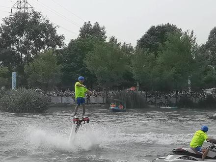 【目击水上飞人是怎么控制的】
#今日看点# 刘一之/端午节摄于成都
水上表演的空中飞人,需要保持平衡感和协调能力,根据风向和风力的变化及时调整自己的飞行姿势和方向,以确保安全和稳定的飞行。