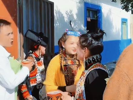 阿依嫫用最高礼仪接待伏老师、峰峰、财神哥。#峰峰707 #阿依嫫 (彝族歌者)#伏今非