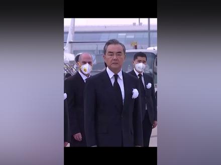 外交部长王毅赴机场接已故中国驻以色列大使杜伟回家