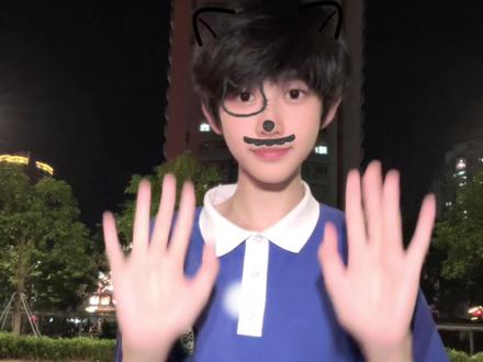抬起头数乌云 #鱼干摇 #手势舞 #萌 #深圳校服