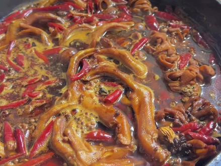秘制绝味鸭,麻辣鲜香,越吃越停不下来 就这么一锅,色香味俱全,越啃越香,隔壁邻居闻着味儿都得过来敲门。58块钱卤满满一大锅,性价比无敌!#绝味鸭#自制鸭货 #卤鸭货 #周黑鸭 #自制卤味