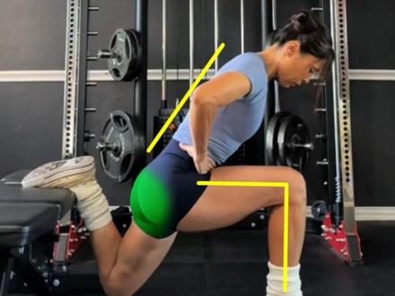 如何做一个完美保加利亚分腿蹲
想让保加利亚分腿蹲真正练到目标肌群,这几点一定要注意
1.凳子高度大约与膝盖齐平。
2.坐在凳子边缘,前腿伸直,用脚跟着地后再站起。
3.双脚与髋同宽,保持稳定平衡。
4.后脚搭在凳子上,不要立在上面,这样更舒适且能减轻脚踝压力。
5.搭脚的方式能减少后腿参与,让重心集中在前腿,刺激更集中。
6.若想强化臀部,身体前倾约45°、屈髋下蹲,大腿与小腿呈90°。
7.若想强化股四头肌,保持上身直立、屈膝下蹲,不必害怕膝盖超过脚尖。
掌握这几点,让每一次保加利亚深蹲都精准打到目标肌群,真正练出力量与线条。
#健身小白必看经验 #臀部训练 #臀腿训练 #保加利亚深蹲 #头条作品双星激励计划