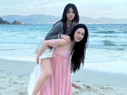 #钟丽缇 小女儿考拉完美继承妈妈基因,三个女儿各具风采,简直是时尚界的“母系氏族”!#Yasmine #jaden张思捷 #cayla张凯琳 #钟丽缇女儿