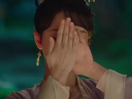 大女主还是恋爱脑?为什么《长相思》三大男主皆非良配?01
接下来两期视频,我将会分别解析《长相思》中小夭、玱玹、相柳、涂山璟这四个人物,以及他们之间的人格博弈、主体性争夺和心理学隐喻,来深度解读电视剧《长相思》:
1. 在一女 N 男的大女主宣发模式下,《长相思》女主角小夭为什么总会给人一种强大又被动、坚韧又脆弱、清醒又沉沦的矛盾感?
2. 《长相思》里面含有的虐女情结和为男性角色的牺牲奉献,到底该怎 么解读?这部剧究竟是反玛丽苏还是真娇妻文学?
3. 《长相思》里的三大男性角色,以及他们与小夭的关系,背后有哪些深层隐喻呢? 为什么三大男主,皆非良配?
#长相思 #小夭 #张晚意 #杨紫 #檀健次