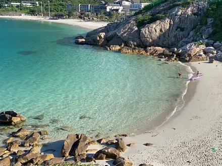 #桔钓沙 #旅行推荐官 #海滩 #露营 这个沙滩水清澈,沙洁净。真是个浮潜的好地方