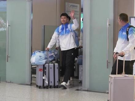 #黑龙江 #男排 健儿凯旋,“全员学生队”打进#全运会 #U18 四强,刷新历史战绩!今天,他们回来啦!