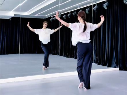 #咏春舞蹈挑战 #咏春转场 #咏春加长版 #背面教程 卡点的爽感可以再拉长一点!《咏春(加长版)》来啦!
(编舞:阿莎莎 好多鱼)
(整理:江江•古典舞)