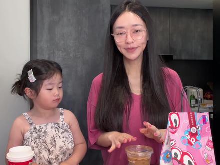 库迪的小黄油美式vs瑞幸的小黄油美式 王小炮早饭吃了肯德基的法风烧饼
我品鉴了库迪的新品小黄油美式
瑞幸的小黄油美式也点了 今天又被瑞幸挑衅了
#瑞幸咖啡 #库迪咖啡 #小黄油美式 #咖啡测评 #一杯青桔