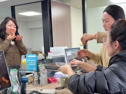 西红柿辣子蘸馍 陕西人的标配 撩咋咧#上班哪有不疯的 #办公室美食#西红柿辣子蘸馍#陕西人美食#打工人的精神状态