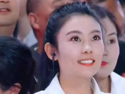 哈哈承蒙唐老板夸奖,有点小害羞,拘谨的不知道怎么对视了😄 #唐艺大舞台 #唐艺大舞台有才你就来 @🌈唐艺(今日停播) @丹歌一曲~彭晓丹